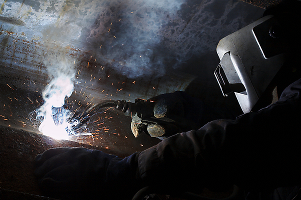 포토 JPG 해외이미지 남자 실내 한명 상반신 성인 옆모습 빛 어둠 잡기 업무 연기 불똥 용접 용접공 용접기 용접마스크 철강 성인남자한명만 해외202004 해외포토 직업 1 뷰포인트 모션 마스크 사람 내부 작업 남자한명만 성인남자만 파일형식 이미지허브