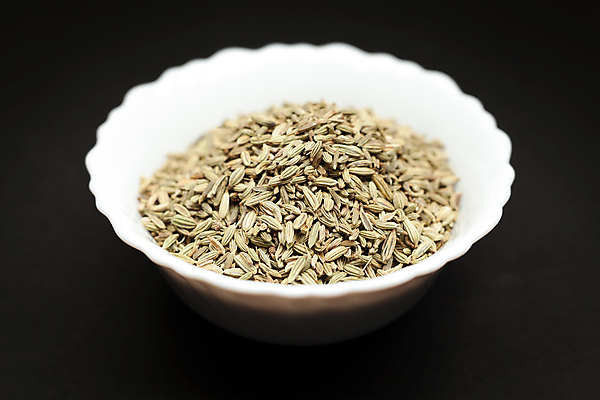 포토 JPG 해외이미지 검은배경 사람없음 초록색 노란색 쌓기 검은색 도자기 사발 수집 허브 향신료 유기농 해외202004 해외포토 식물 웰빙 컬러 백그라운드 모션 사기그릇 향미료 파일형식 이미지허브