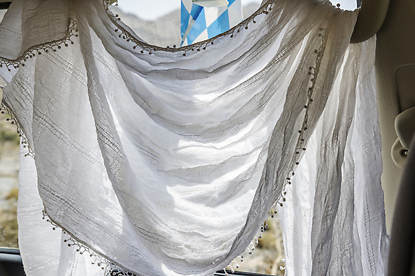 포토 JPG 해외이미지 옷 도로 창문 자동차 사람없음 야외 태양 맑음 목도리 흰색 뜨거움 보호 비포장도로 해외202004 해외포토 자연요소 잡화 길 육상교통 컬러 컨셉 교통시설 날씨 파일형식 이미지허브