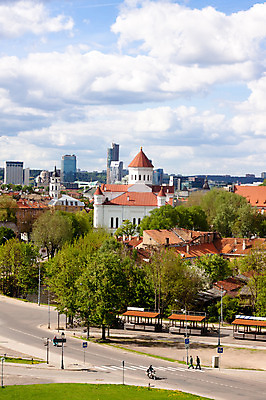 포토 JPG 해외이미지 나무 구름 공원 꽃 벽 분홍색 건축양식 거리 주택 경사 사람없음 야외 건물 장식 세로 초록색 여름 햇빛 노란색 교회 맑음 고층빌딩 봄 흰색 도시 언덕 타운 리투아니아 옛날 해외202004 해외포토 자연요소 식물 건축물 계절 공공시설 건축 유럽 컬러 종교건축 날씨 빌딩 태양 파일형식 이미지허브