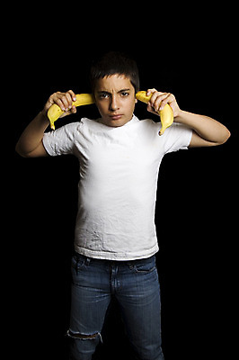 포토 JPG 해외이미지 남자 어린이 2 청소년 바나나 한명 사람 소년 검은색 흰색 청바지 귀 청각 해외202004 해외포토 1 컬러 과일 바지 신체부위 파일형식 이미지허브