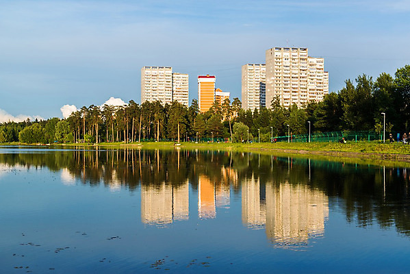 포토 JPG 해외이미지 나무 1 공원 호수 건축양식 학교 자연 하늘 풍경 사람없음 건물 물 여름 빛 강 반사 맑음 일몰 연못 도시 소나무 잠 저녁 숲 친환경 러시아 지역 모스크바 생태학 해외202004 해외포토 자연요소 식물 건축물 계절 공공시설 교육 건축 유럽 날씨 노을 환경 야간 생태계 파일형식 이미지허브