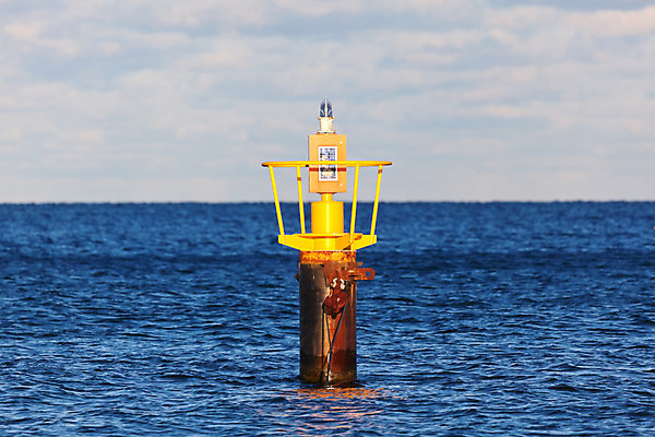 포토 JPG 해외이미지 파도 바다 하늘 사람없음 물 파란색 노란색 만 신호등 방향 신호 광택 네비게이션 부표 폴란드 발트해 카피스페이스 해외202004 해외포토 자연요소 유럽 컬러 북유럽 공백 파일형식 이미지허브