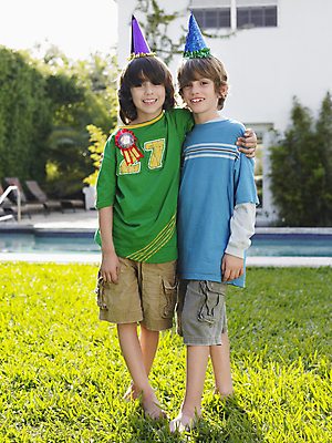 포토 JPG 해외이미지 주간 전신 응시 남자 여유 어린이 가족 수영장 서기 소년 야외 두명 앞모습 아웃포커스 여름휴가 바캉스 파티 소년만 어깨에손 해외202004 해외포토 자연요소 시선 감정 뷰포인트 관계 모션 휴가 촬영기법 사람 이벤트 남자만 어린이만 파일형식 여름_계절이미지허브