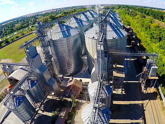 포토 JPG 해외이미지 식물 산업 도로 밭 농업 밥 건조 갈대 옥수수 사람없음 건물 농장 파티 우주 상점 금속 쓰레기통 시골 기둥 정상 낟알 컨테이너 엘리베이터 밀 창고 탱크 보리 객실 수납 짐차 격납고 골절 밭일 사일로 터미널 해외202004 해외포토 건축물 건축 길 음식 의학 교통시설 자동차 재질 곡류 이벤트 파일형식 이미지허브