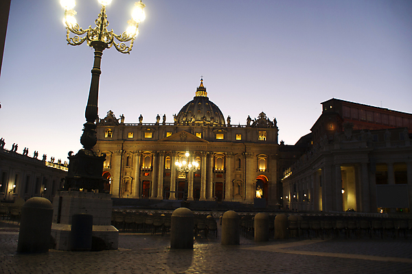 포토 JPG 해외이미지 건축물 가로등 건축양식 하늘 거리 풍경 사람없음 야외 이탈리아 저녁 로마 바실리카 성베드로대성당 해외202004 사도궁 해외포토 공공시설 건축 유럽 궁전 야간 바티칸 파일형식 이미지허브