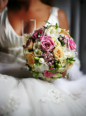 포토 JPG 해외이미지 전통 손 드레스 여자 꽃 분홍색 꽃다발 결혼 꽃무늬 가족 결혼식 사랑 사람 사람없음 장미 유행 흰색 반지 잡기 묘사 테이프 해외202004 해외포토 식물 옷 감정 컬러 무늬 장신구 관계 모션 문구용품 이벤트 신체부위 파일형식 이미지허브