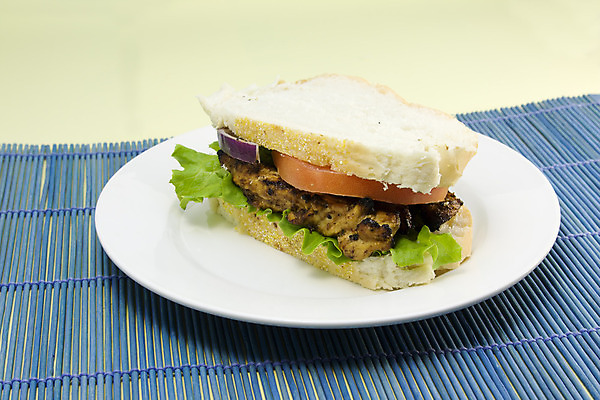 포토 JPG 해외이미지 접시 빵 토마토 양파 샌드위치 육류 사람없음 파란색 노란색 식사 치킨 흰색 그릴 상추 점심식사 해외202004 해외포토 식기 음식 컬러 채소 식재료 주방용품 닭고기요리 파일형식 이미지허브