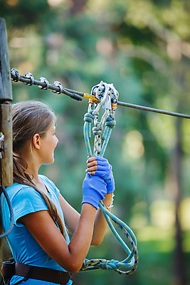 포토 JPG 해외이미지 여자 스포츠 청소년 한명 상반신 야외 여름 잡기 용기 십대여자한명만 짚트랙 해외202004 해외포토 1 그릇 계절 모션 사람 레포츠 여자한명만 십대여자만 파일형식 이미지허브