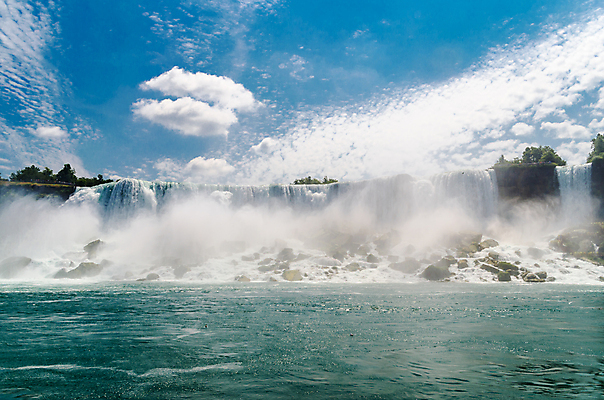 포토 JPG 해외이미지 나무 구름 공원 여행 무지개 캐나다 자연 하늘 풍경 사람없음 야외 빨간색 물 파란색 노란색 미국 힘 폭포 보트 수증기 속도 나이아가라 해외202004 해외포토 자연요소 식물 공공시설 컬러 북아메리카 배_교통 생태계 파일형식 이미지허브