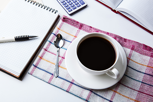포토 JPG 해외이미지 직업 교육 종이 커피 음료 비즈니스 설계 사람없음 컵 사무실 다이어리 계산기 달력 업무 계산 신문 아침식사 인쇄 읽기 문서 조리대 언론 시트 일시정지 해외202004 해외포토 식기 컨셉 모션 문구용품 간행물 사무용품 식사 장비 작업 뉴스 파일형식 이미지허브