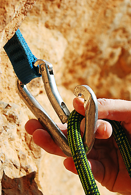 포토 JPG 해외이미지 손 남자 밧줄 벽 스포츠 손가락 산 안전 경사 사람없음 야외 등산 장비 위험 고도 오르기 노력 팔 오르막 산악가 운동가 해외202004 해외포토 줄 컨셉 모션 사람 신체부위 트래킹 파일형식 이미지허브