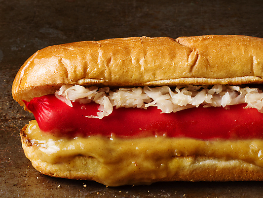 포토 JPG 해외이미지 빵 치즈 실내 근접촬영 사람없음 소시지 머스터드 핫도그 갈색배경 해외202004 해외포토 음식 뷰포인트 백그라운드 유제품 패스트푸드 내부 갈색 소스_음식 가공식품 파일형식 이미지허브