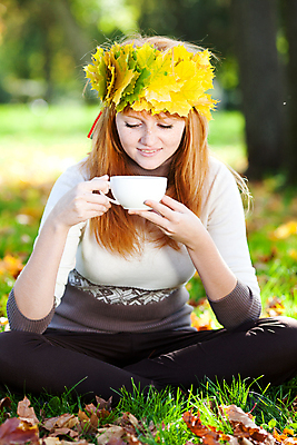 포토 JPG 해외이미지 백인 1 학생 계절 공원 여자 음료 음식 백그라운드 단풍 잎 자연 날씨 휴식 왕관 건강 연꽃 한명 미소 사람 성인 야외 10대 컵 청춘 노란색 화환 기쁨 가을 황금 차 숲 명상 위치 빨간머리 땅바닥 사춘기 해외202004 해외포토 서양인 식물 헤어스타일 식기 공공시설 꽃 감정 컬러 컨셉 청소년 바닥 표정 생태계 파일형식 이미지허브