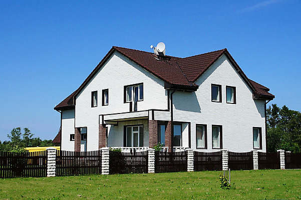 포토 JPG 해외이미지 벽 건축양식 창문 자연 유리 하늘 지붕 아파트 주택 풍경 사람없음 건물 초록색 파란색 울타리 흰색 해외202004 해외포토 건축물 건축 컬러 재질 담장 생태계 파일형식 이미지허브
