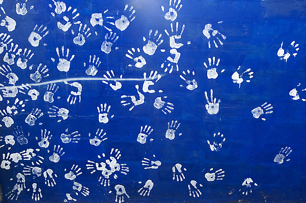 포토 JPG 해외이미지 손 어린이 벽 백그라운드 오렌지 장난 손가락 사람없음 빨간색 초록색 파란색 울타리 컬러풀 노란색 보라색 페인트 유치원 활발 흰색 최초 해외202004 해외포토 교육 컬러 컨셉 과일 사람 신체부위 담장 파일형식 이미지허브