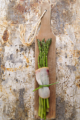 포토 JPG 해외이미지 실내 사람없음 아스파라거스 매듭 나무도마 말이 황새치 나무배경 해외202004 해외포토 백그라운드 채소 도마 내부 목재 파일형식 새치 이미지허브