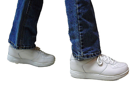 포토 JPG 해외이미지 운동화 신발 부츠 사람없음 운동 걷기 청바지 고립 해외202004 해외포토 바지 모션 건강 파일형식 이미지허브