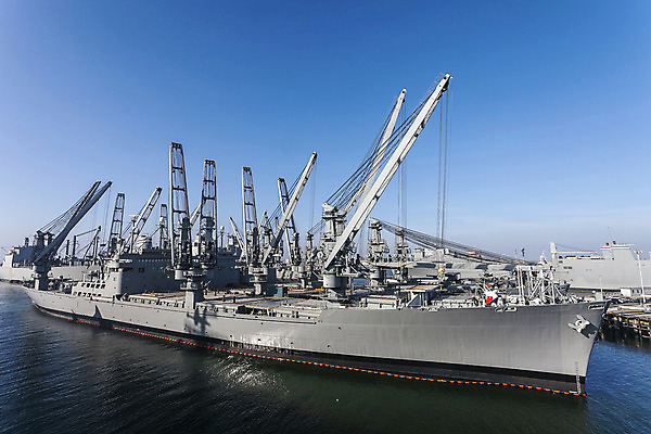 포토 JPG 해외이미지 산업 바다 비즈니스 하늘 항해 그림자 사람없음 물 경제 파란색 반사 탑 항구 힘 거래 회색 화물 흰색 보트 화물선 갑판 기중기 함선 해안도시 부화 부둣가 철강 터미널 해외202004 해외포토 자연요소 건축물 컬러 배_교통 교통시설 운송업 도시 중장비 파일형식 이미지허브