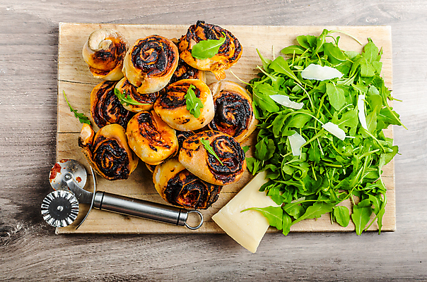 포토 JPG 해외이미지 전통 음식 토마토 채소 탁자 치즈 피자 육류 요리 사람없음 목재 빨간색 노란색 식당 식사 저녁식사 이탈리아 껍질 흰색 시골 신선 맛 정상 굽기 지중해 허브 속도 올리브 햄 반죽 후추 바질 고립 루꼴라 모짜렐라치즈 미니 살라미 채식주의자 페퍼로니 해외202004 해외포토 나무 식물 열매 유럽 바다 컬러 가구 컨셉 식재료 재료 유제품 패스트푸드 서양음식 상점 소시지 구이 향신료 채식 파일형식 이미지허브