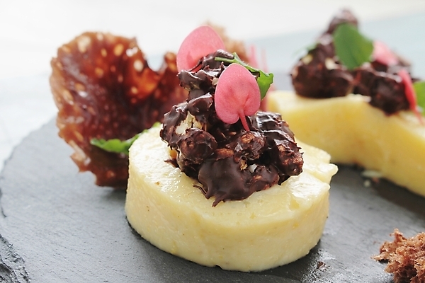 포토 JPG 해외이미지 그릇 음식 디저트 사람없음 식당 초콜릿 식사 저녁식사 달콤 먹기 팝콘 푸딩 충동구매 점심식사 바닐라 석판 섞기 해외202004 해외포토 식기 모션 쇼핑 상점 맛 과소비 파일형식 이미지허브