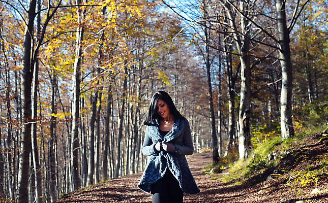 포토 JPG 해외이미지 계절 공원 행복 얼굴 여행 잎 자연 한명 미소 사람 앉기 야외 초록색 유행 산책 자유 가을 청바지 숲 스타일 해외202004 해외포토 식물 1 공공시설 감정 컬러 컨셉 바지 모션 휴식 표정 신체부위 생태계 파일형식 이미지허브