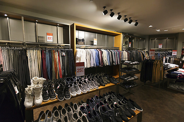 포토 JPG 해외이미지 전통 디자인 드레스 옷 산업 신발 선반 실내 사람없음 내부 쇼핑 유행 세일 상점 램프 직물 시장 우아함 상업 신발장 해외202004 해외포토 가구 컨셉 조명 파일형식 이미지허브