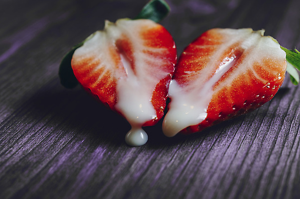 포토 JPG 해외이미지 백그라운드 딸기 단면 사람없음 신선 달콤 카피스페이스 나무배경 해외202004 연유 해외포토 과일 식재료 공백 맛 파일형식 이미지허브