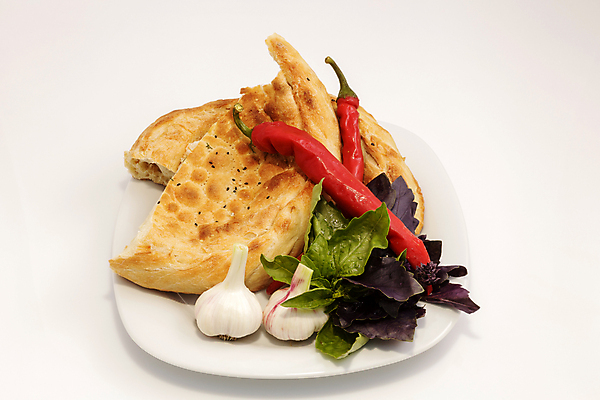 포토 JPG 해외이미지 접시 음식 빵 채소 재료 양파 건강 사람없음 빨간색 초록색 흰색 신선 제비꽃 날것 후추 바질 해외202004 해외포토 식기 꽃 컬러 향신료 파일형식 이미지허브