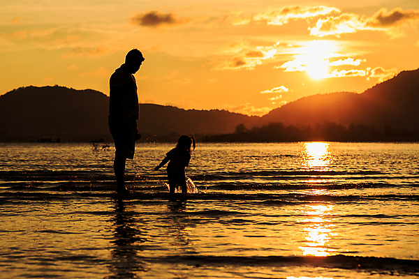 포토 JPG 해외이미지 전신 여자 남자 행복 실루엣 어린이 바다 여행 가족 휴가 성인 야외 두명 일몰 해외202004 해외포토 감정 관계 촬영기법 사람 노을 파일형식 이미지허브
