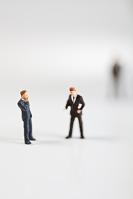 포토 JPG 해외이미지 회의 협력 실내 대화 협상 사람없음 아웃포커스 금융 비즈니스맨 흰배경 금융비즈니스 인물미니어처 해외202004 해외포토 남자 백그라운드 비즈니스 촬영기법 말하기 내부 경제 미니어처 흰색 직장인 파일형식 이미지허브