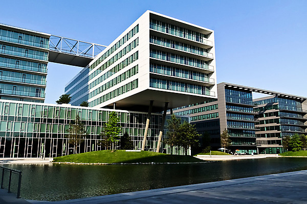 포토 JPG 해외이미지 나무 디자인 외관 유럽 호수 비즈니스 건축양식 창문 유리 하늘 추상 미래 새로움 주택 사람없음 건물 초록색 물 파란색 강 사무실 흰색 도시 보행로 도심 대문 상업 방법 인공 철강 콘크리트 해외202004 해외포토 자연요소 식물 건축물 건축 나라 길 컬러 컨셉 무늬 재질 문 파일형식 이미지허브