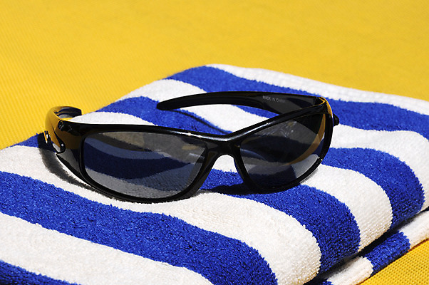 포토 JPG 해외이미지 안경 백그라운드 실내 사람없음 여름 수건 선글라스 햇빛 노란색 유행 보호 오브젝트 해외202004 해외포토 잡화 계절 컬러 컨셉 내부 위생용품 태양 파일형식 이미지허브