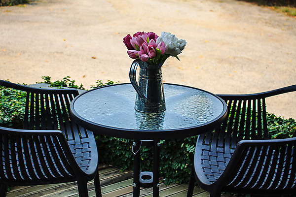 포토 JPG 해외이미지 가구 의자 포장 탁자 그림자 사람없음 야외 금속 식사 안뜰 알루미늄 해외202004 해외포토 생활용품 재질 파일형식 이미지허브