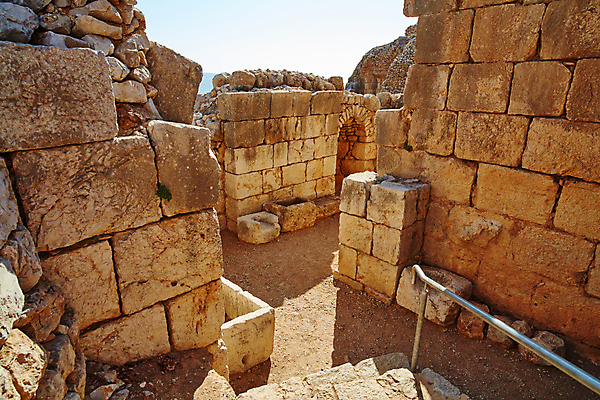 포토 JPG 해외이미지 공원 벽 여행 건축양식 창문 하늘 풍경 사람없음 건물 문 탑 골동품 바위 성 역사 숲 땅 묘사 폐허 아치 장면 북쪽 내추럴 고고학 옛날 이스라엘 전국 해외202004 해외포토 건축물 공공시설 교육 건축 돌_바위 방향 서아시아 파일형식 이미지허브