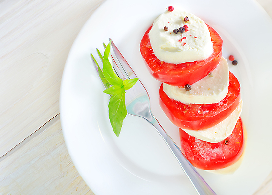 포토 JPG 해외이미지 접시 포크 토마토 사람없음 신선 바질 모짜렐라치즈 카프레제 플레이팅 해외포토 식기 채소 치즈 샐러드 상차림 파일형식 이미지허브