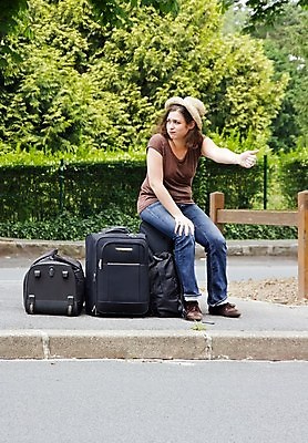 포토 JPG 해외이미지 나무 여자 도로 여행 자연 휴가 한명 웃음 야외 경제 여행가방 짐 기다림 찡그림 좌절 내추럴 해외202004 해외포토 식물 1 감정 길 컨셉 가방 교통시설 모션 표정 사람 생태계 파일형식 이미지허브