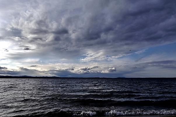 포토 JPG 해외이미지 구름 호수 파도 백그라운드 하늘 바람 풍경 사람없음 야외 물 파란색 어둠 황혼 활발 회색 젖음 신선 야간 질감 흐림 내추럴 넘어짐 수평선 해외202004 해외포토 자연요소 바다 컬러 컨셉 모션 날씨 일몰 파일형식 이미지허브