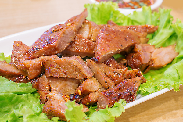 포토 JPG 해외이미지 전통 접시 음식 조각 태국 탁자 육류 돼지고기 스테이크 요리 동양인 사람없음 목재 갈색 식당 식사 저녁식사 신선 맛 그릴 바비큐 굽기 먹기 매움 목 스타일 해외202004 해외포토 나무 식기 아시아 컬러 가구 컨셉 식재료 재료 모션 주방용품 서양음식 인종 신체부위 상점 구이 파일형식 이미지허브