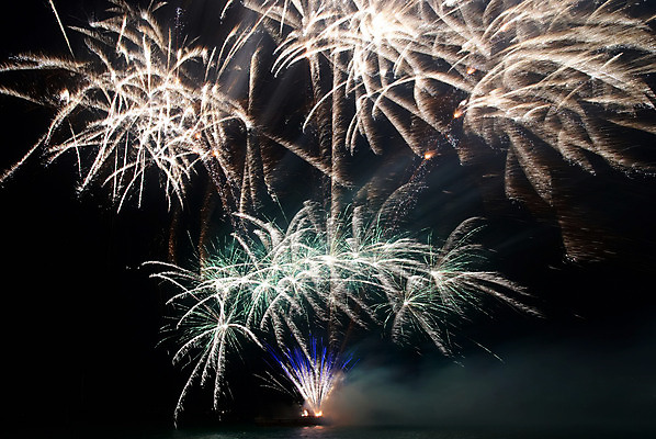 포토 JPG 해외이미지 디자인 기념일 행복 별 백그라운드 하늘 불 추상 휴가 새로움 기념 미술 이벤트 사람없음 장식 빨간색 물 파란색 빛 컬러풀 노란색 파티 검은색 축제 어둠 기쁨 자유 흰색 축하 4 야간 저녁 폭발 연도 경례 파열 7월 광 독립 해외202004 해외포토 자연요소 감정 컬러 컨셉 무늬 문화예술 숫자 인사 날짜 파일형식 이미지허브