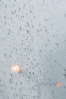 포토 JPG 해외이미지 물결 백그라운드 자연 유리 표면 날씨 추상 사람없음 세로 물 파란색 빛 반짝임 습기 젖음 촉촉함 흐름 가을 물방울 램프 신선 떨어짐 수분 빗방울 질감 광택 내추럴 해외202004 해외포토 자연요소 계절 컬러 컨셉 무늬 모션 재질 조명 비_날씨 생태계 파일형식 이미지허브