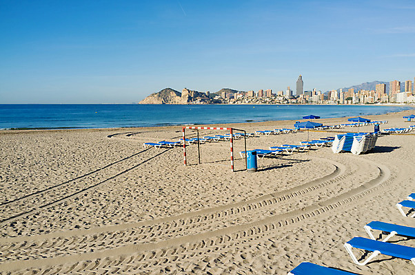 포토 JPG 해외이미지 유럽 모래 바다 여행 휴가 사람없음 가로 여름 모래사장 햇빛 맑음 스페인 지중해 휴양지 알리칸테 해외202004 해외포토 계절 나라 날씨 태양 장소 파일형식 이미지허브