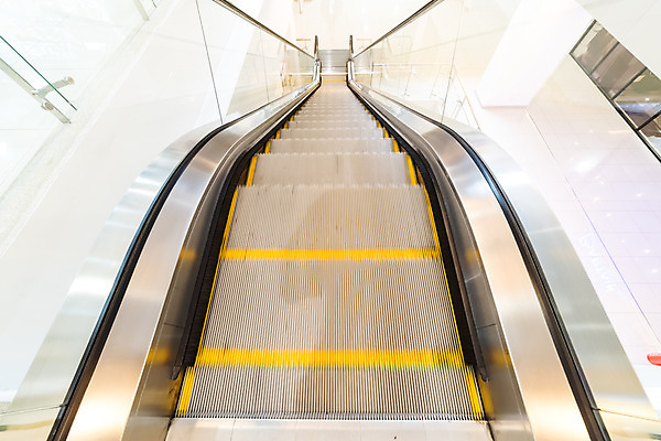 포토 JPG 해외이미지 디자인 선 여행 백그라운드 비즈니스 건축양식 교통시설 모션 추상 바닥 사람 사람없음 내부 건물 옆모습 빛 쇼핑 노란색 계단 금속 회색 흰색 도시 센터 닫기 전철 역 공항 쇼핑몰 에스컬레이터 지하 일반 단상 방법 철강 해외202004 해외포토 건축물 건축 육상교통 뷰포인트 컬러 교통 무늬 재질 대중교통 시설 파일형식 이미지허브