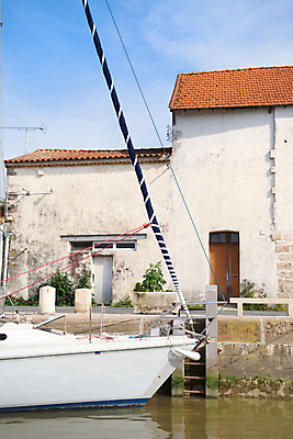 포토 JPG 해외이미지 바다 요트 휴가 주택 항해 풍경 사람없음 물 강 항구 프랑스 보트 프랑스어 해외202004 해외포토 자연요소 문자 유럽 배_교통 교통시설 건물 파일형식 이미지허브