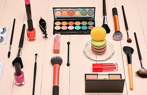 포토 JPG 해외이미지 응시 얼굴 분홍색 백그라운드 컨셉 디저트 사람없음 목재 세트 유행 침묵 화장품 립스틱 붓 화려 우아함 속눈썹 마스카라 아이섀도 마카롱 프랑스어 거짓 바닐라 특별함 스타일 파리(프랑스) 해외202004 해외포토 나무 문자 시선 음식 컬러 재료 신체부위 뷰티 소리 눈썹 파일형식 이미지허브