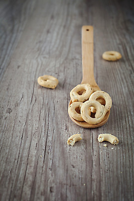 포토 JPG 해외이미지 음식 빵 백그라운드 컨셉 재료 부분 탁자 패스트푸드 요리 사람없음 목재 숟가락 이탈리아 빵집 반지 원형 구멍 다발 먹기 식용 해외202004 해외포토 도형 나무 유럽 가구 장신구 모션 수저 상점 인스턴트 파일형식 이미지허브