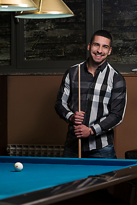 포토 JPG 해외이미지 백인 1 응시 남자 스포츠 공 놀이 탁자 성공 휴식 실내 한명 사람 성인 경쟁 우승 계산 당구 집중 조준 유흥 해외202004 해외포토 서양인 시선 가구 컨셉 내부 구기 최고 파일형식 이미지허브