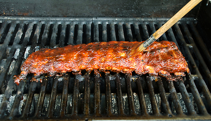 포토 JPG 해외이미지 음식 실내 육류 돼지고기 사람없음 그릴 바비큐 굽기 바르기 바비큐립 기름붓 돼지갈비 해외202004 해외포토 식재료 모션 주방용품 내부 붓 구이 파일형식 이미지허브