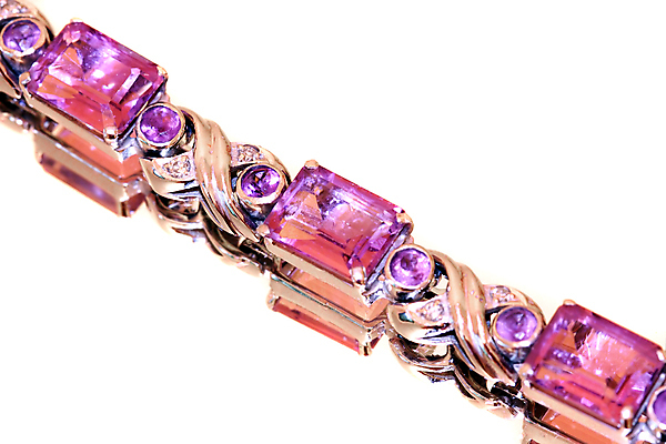 포토 JPG 해외이미지 모양 아이콘 1 분홍색 유리 결혼식 선물 이벤트 사람없음 빨간색 파란색 빛 반사 3D 보라색 흰색 투명 화려 재산 황금 고급 닫기 큼 크리스탈 보석 심볼 오브젝트 카지노 만들기 에메랄드 다이아몬드 약혼 보물 빛망울 고립 고체 돌봄 루비 사파이어 터키석 해외202004 해외포토 컬러 결혼 컨셉 모션 재질 금융 도박 크기 광석 디지털합성 약속 파일형식 이미지허브