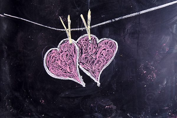 포토 JPG 해외이미지 모양 디자인 발렌타인데이 매달리기 선물 사랑 사람없음 빨간색 파티 칠판 하트 심볼 분필 열정 엘리먼트 해외202004 해외포토 감정 컬러 모션 데이이벤트 이벤트 초크 파일형식 이미지허브